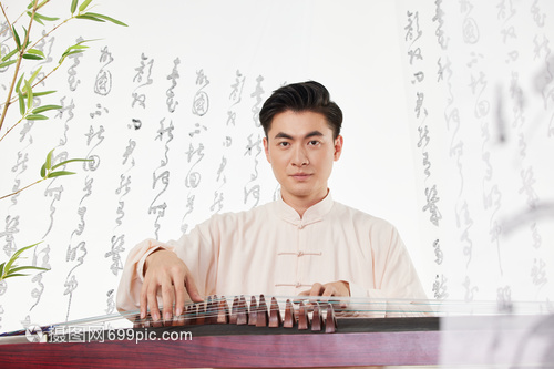 古风男性弹古筝